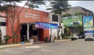 Doc. Tampak depan Kantor Bersama Samsat Kabupaten Bekasi yang berlokasi di Cikarang. Sejumlah warga tampak mulai berdatangan untuk mengurus administrasi kendaraan bermotor. (Foto Dokumentasi: Moh. Ismail).