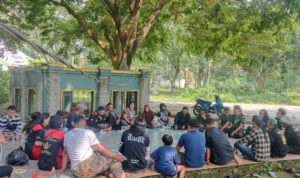 Doc. Peserta Sarasehan Budaya tengah mengikuti diskusi kebudayaan dan hukum yang digelar oleh Padepokan Brajamusti dan LBH Brajamusti Nusantara di bawah rindangnya pepohonan taman budaya. (Foto Dokumentasi: Brajamusti Nusantara).