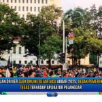 Doc. Ribuan pengemudi ojek online dari berbagai daerah memadati kawasan Patung Kuda, Jalan Medan Merdeka Selatan, Jakarta Pusat, dalam aksi unjuk rasa bertajuk Aksi Akbar 2025, Selasa (20/5/2025). Massa menuntut pemerintah dan DPR RI bersikap tegas terhadap aplikator yang diduga melanggar regulasi, serta mendesak penetapan tarif dan potongan yang lebih adil bagi pengemudi. (Foto Dokumentasi: NR - Kawan Jari News).