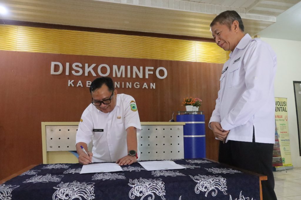 Doc. Kepala Diskominfo Kabupaten Kuningan, Ucu Suryana dalam proses penandatanganan Pakta Integritas oleh ASN di lingkungan kerjanya, dalam kegiatan yang digelar di lobi kantor Diskominfo Kuningan. (Foto Dokumentasi: Moh. Ismail).