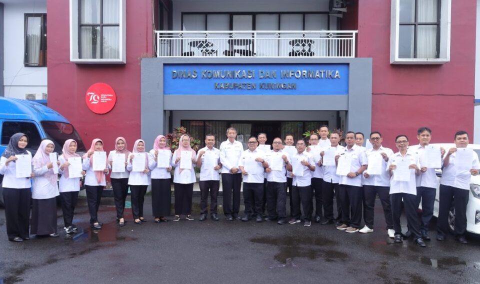 Doc. Seluruh Aparatur Sipil Negara (ASN) Dinas Komunikasi dan Informatika Kabupaten Kuningan menunjukkan dokumen Pakta Integritas yang telah ditandatangani, sebagai bentuk komitmen bersama terhadap profesionalisme dan integritas dalam pelayanan publik, Rabu (21/5/2025). (Foto Dokumentasi: Moh. Ismail).