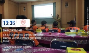 Doc. Seorang narasumber dari BPBD Kabupaten Sleman memberikan paparan materi terkait mitigasi bencana dan penyusunan SOP penanggulangan bencana tanah longsor kepada peserta sosialisasi yang terdiri dari perwakilan Destana dan relawan Jogoboyo dari enam kalurahan di Kecamatan Prambanan. Kegiatan dilaksanakan di Balai Kalurahan Sambirejo, Senin (26/5/2025). (Foto Dokumentasi: Filemon Gunawan).