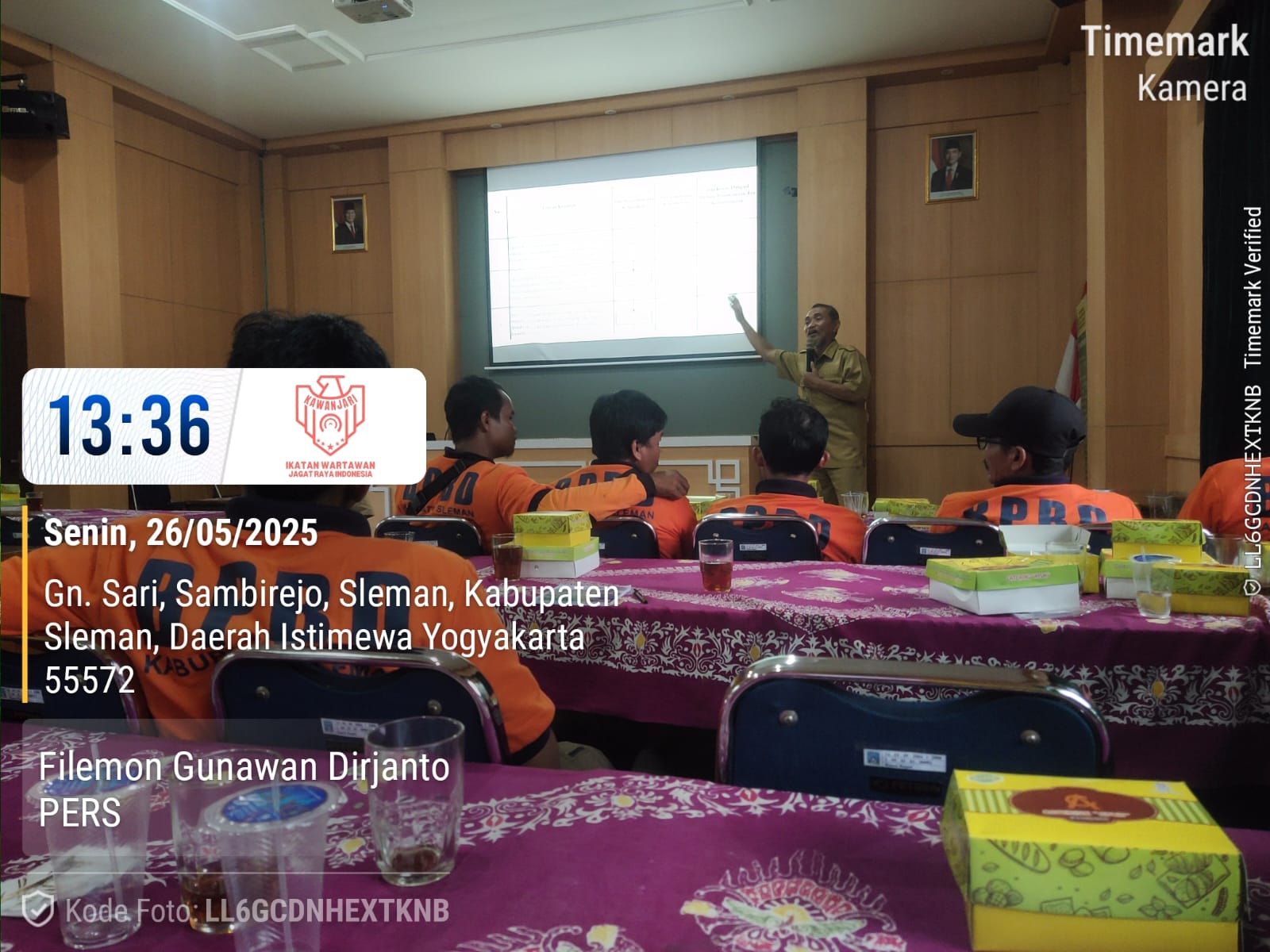 Doc. Seorang narasumber dari BPBD Kabupaten Sleman memberikan paparan materi terkait mitigasi bencana dan penyusunan SOP penanggulangan bencana tanah longsor kepada peserta sosialisasi yang terdiri dari perwakilan Destana dan relawan Jogoboyo dari enam kalurahan di Kecamatan Prambanan. Kegiatan dilaksanakan di Balai Kalurahan Sambirejo, Senin (26/5/2025). (Foto Dokumentasi: Filemon Gunawan).