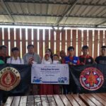 Doc. Foto bersama usai penyerahan santunan kepada anak-anak yatim dari keluarga pengemudi ojek online yang tergabung dalam KOMJAR (Komunitas Jaringan Relawan), dalam kegiatan bertajuk "Saling Jaga Harapan" di Yogyakarta, Senin (26/5). Acara ini merupakan bagian dari rangkaian kegiatan sosial perusahaan asuransi nasional yang bekerja sama dengan komunitas lokal di berbagai kota Indonesia. (Foto Dokumentasi: Ardy - Anggota KOMJAR).