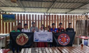 Doc. Foto bersama usai penyerahan santunan kepada anak-anak yatim dari keluarga pengemudi ojek online yang tergabung dalam KOMJAR (Komunitas Jaringan Relawan), dalam kegiatan bertajuk "Saling Jaga Harapan" di Yogyakarta, Senin (26/5). Acara ini merupakan bagian dari rangkaian kegiatan sosial perusahaan asuransi nasional yang bekerja sama dengan komunitas lokal di berbagai kota Indonesia. (Foto Dokumentasi: Ardy - Anggota KOMJAR).