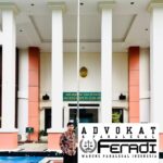 Doc. Advokat Prija Maxy Theozipa, S.H., C.PFW., C.MDF., kuasa hukum Penggugat sekaligus Bendahara Umum DPP FERADI WPI, saat berada di depan gedung Pengadilan Negeri Karanganyar Kelas 1B, Senin (26/5/2025), dalam rangka menghadiri agenda pemanggilan para pihak dalam perkara perdata nomor 23/Pdt.G/2025/PN Krg. (Foto Dokumentasi: Theo).