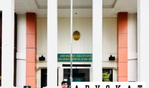 Doc. Advokat Prija Maxy Theozipa, S.H., C.PFW., C.MDF., kuasa hukum Penggugat sekaligus Bendahara Umum DPP FERADI WPI, saat berada di depan gedung Pengadilan Negeri Karanganyar Kelas 1B, Senin (26/5/2025), dalam rangka menghadiri agenda pemanggilan para pihak dalam perkara perdata nomor 23/Pdt.G/2025/PN Krg. (Foto Dokumentasi: Theo).