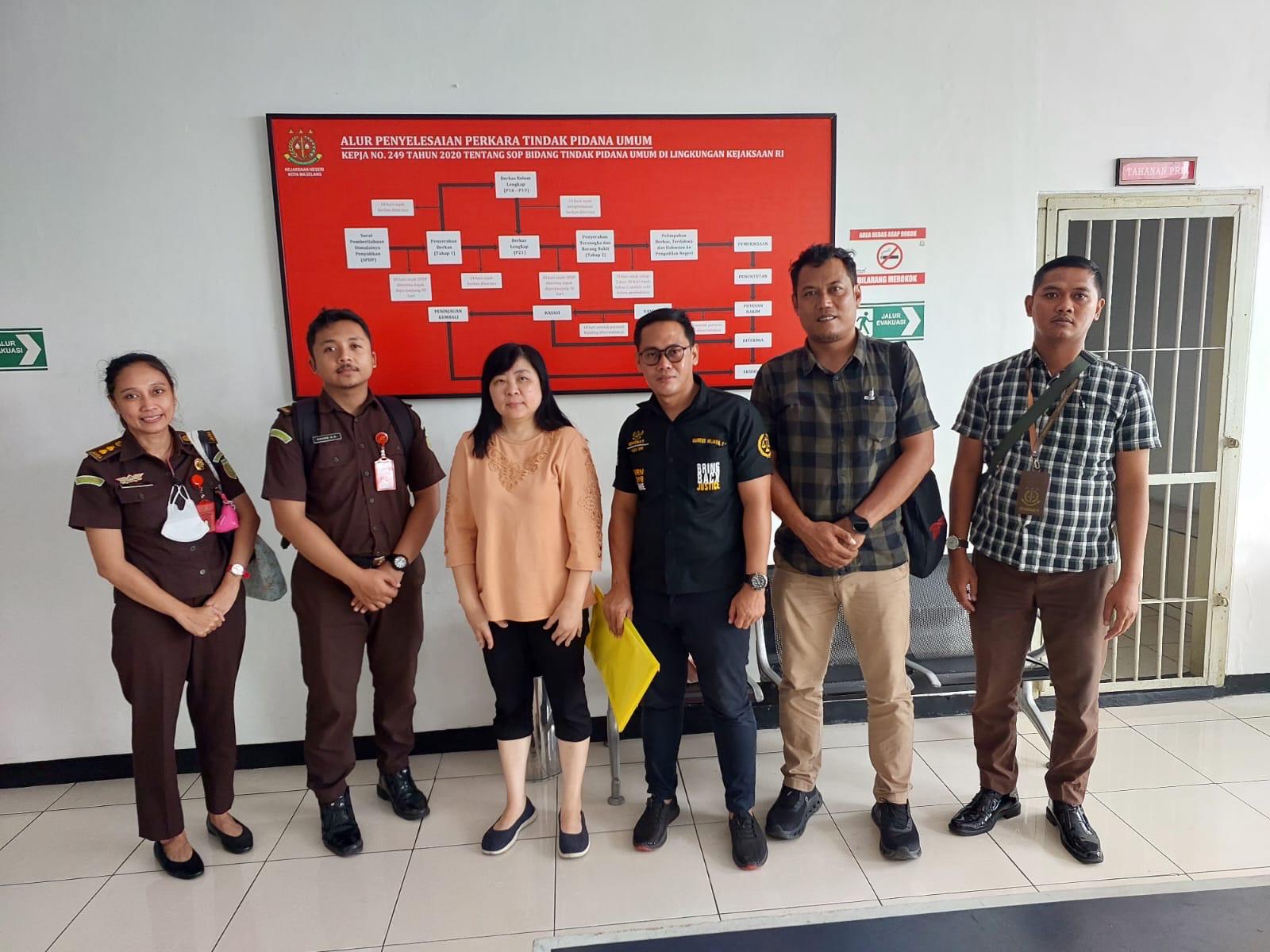 Doc. Tim hukum FERADI WPI bersama pihak Kejaksaan Negeri Kota Magelang usai mengajukan permohonan penangguhan penahanan, Selasa (27/5/2025). (Foto Dokumentasi: FERADI WPI Official).