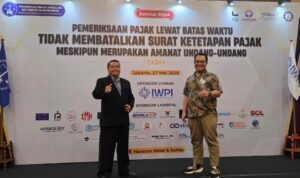 Doc. Salah satu pembicara berfoto bersama peserta usai Seminar Nasional Perpajakan yang digelar di Hariston Hotel & Suites, Jakarta Utara, Selasa (27/5/2025). Acara ini membahas isu pemeriksaan pajak yang melewati batas waktu serta dampaknya terhadap kepastian hukum dan pelayanan publik. (Foto Dokumentasi: Eko Wahyu).