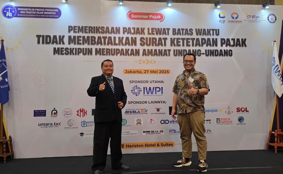 Doc. Salah satu pembicara berfoto bersama peserta usai Seminar Nasional Perpajakan yang digelar di Hariston Hotel & Suites, Jakarta Utara, Selasa (27/5/2025). Acara ini membahas isu pemeriksaan pajak yang melewati batas waktu serta dampaknya terhadap kepastian hukum dan pelayanan publik. (Foto Dokumentasi: Eko Wahyu).