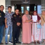 Doc. Hartatik dan Kusmiyati didampingi oleh tim Advokat dari PBH FERADI WPI Pati usai resmi melaporkan ROI ke Polresta Pati atas dugaan keterangan palsu, Rabu (28/5/2025). Tampak dalam foto, para pendamping hukum menunjukkan bukti tanda terima laporan di depan ruang Sentra Pelayanan Kepolisian Terpadu (SPKT) Polresta Pati. Pendampingan ini merupakan bagian dari komitmen FERADI WPI dalam memperjuangkan keadilan hukum bagi masyarakat. (Foto Dokumentasi: Qim).