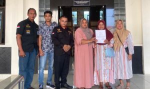 Doc. Hartatik dan Kusmiyati didampingi oleh tim Advokat dari PBH FERADI WPI Pati usai resmi melaporkan ROI ke Polresta Pati atas dugaan keterangan palsu, Rabu (28/5/2025). Tampak dalam foto, para pendamping hukum menunjukkan bukti tanda terima laporan di depan ruang Sentra Pelayanan Kepolisian Terpadu (SPKT) Polresta Pati. Pendampingan ini merupakan bagian dari komitmen FERADI WPI dalam memperjuangkan keadilan hukum bagi masyarakat. (Foto Dokumentasi: Qim).