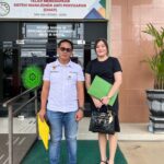 Doc. Advokat Markus, S.H. (kiri) dari FERADI WPI, Subur Jaya Lawfirm & NM Partners, berfoto bersama klien usai persidangan permohonan perwalian anak di depan Gedung PN Semarang Kelas 1A Khusus, Rabu (28/5/2025). (Foto Dokumentasi: M. Wijaya).