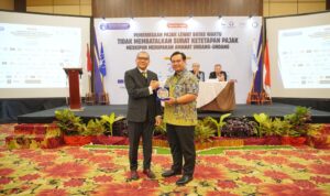 Doc: Ketua Umum P5I, Dr. Alessandro Rey, menyerahkan plakat kepada Ketua Umum IWPI, Rinto Setiyawan, dalam Seminar Nasional Pajak di Jakarta, 27 Mei 2025, yang membahas bahaya paradigma "Taxstaat" dan pentingnya negara taat hukum dalam pemeriksaan pajak. (Foto Dokumentasi: Eko Wahyu).