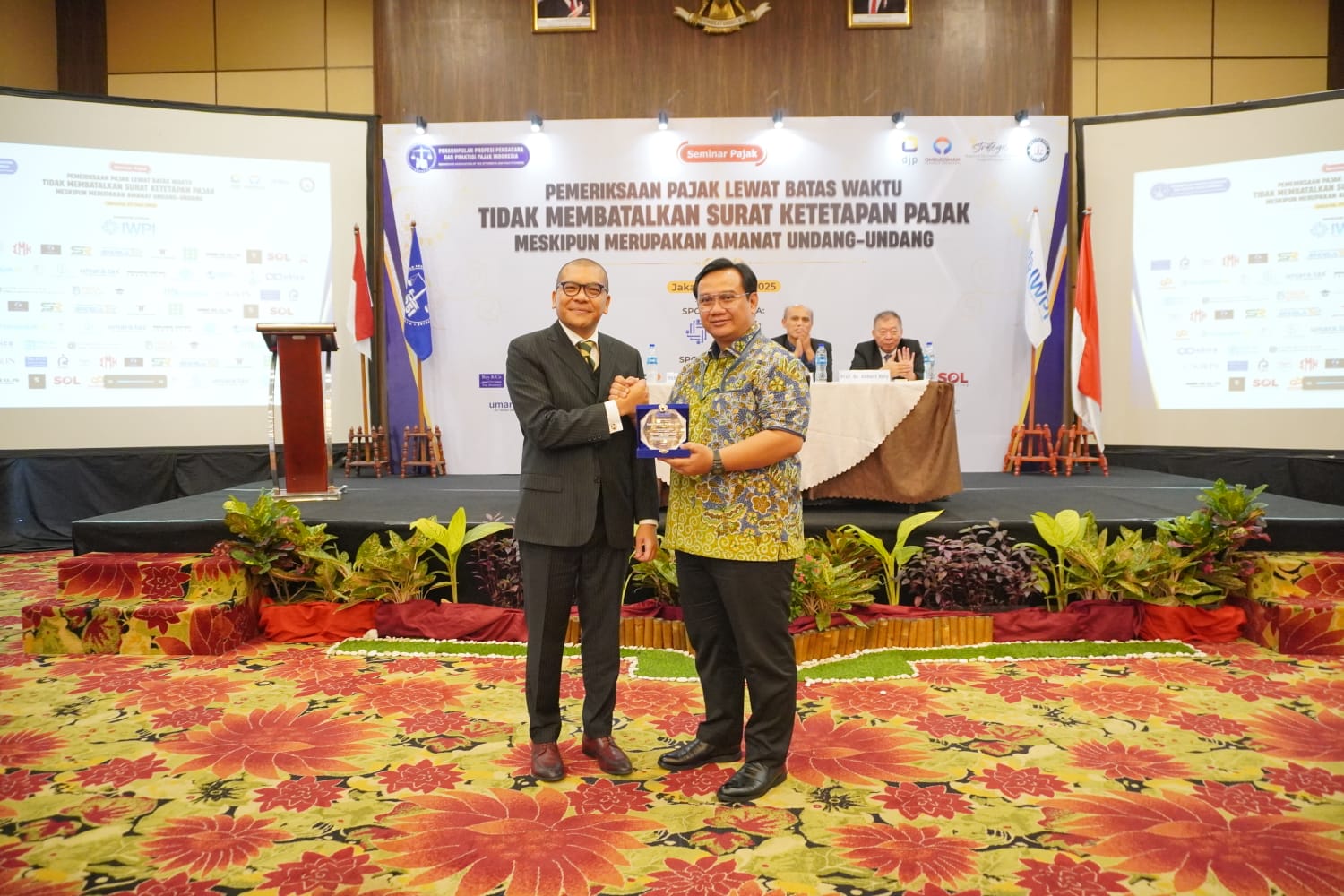 Doc: Ketua Umum P5I, Dr. Alessandro Rey, menyerahkan plakat kepada Ketua Umum IWPI, Rinto Setiyawan, dalam Seminar Nasional Pajak di Jakarta, 27 Mei 2025, yang membahas bahaya paradigma "Taxstaat" dan pentingnya negara taat hukum dalam pemeriksaan pajak. (Foto Dokumentasi: Eko Wahyu).