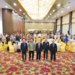 Doc. Para pembicara dan peserta Seminar Nasional Perpajakan berfoto bersama di akhir acara yang diselenggarakan oleh P5I dan didukung IWPI, di Jakarta, 27 Mei 2025. Seminar ini menyoroti kritik atas putusan MA terkait pemeriksaan pajak yang melewati batas waktu tanpa dasar hukum yang sah. (Foto Dokumentasi: Eko Wahyu).