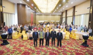 Doc. Para pembicara dan peserta Seminar Nasional Perpajakan berfoto bersama di akhir acara yang diselenggarakan oleh P5I dan didukung IWPI, di Jakarta, 27 Mei 2025. Seminar ini menyoroti kritik atas putusan MA terkait pemeriksaan pajak yang melewati batas waktu tanpa dasar hukum yang sah. (Foto Dokumentasi: Eko Wahyu).