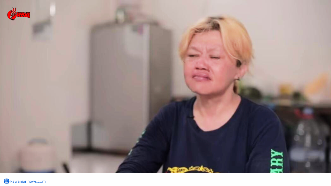 Doc. Dewi Anggraini, salah satu keluarga pengemudi ojek online, tak kuasa menahan air mata saat menceritakan beratnya beban hidup dan ketidakpastian penghasilan suaminya yang bergantung pada aplikasi digital. (Foto Dokumentasi: NR - kawanjarinews.com).