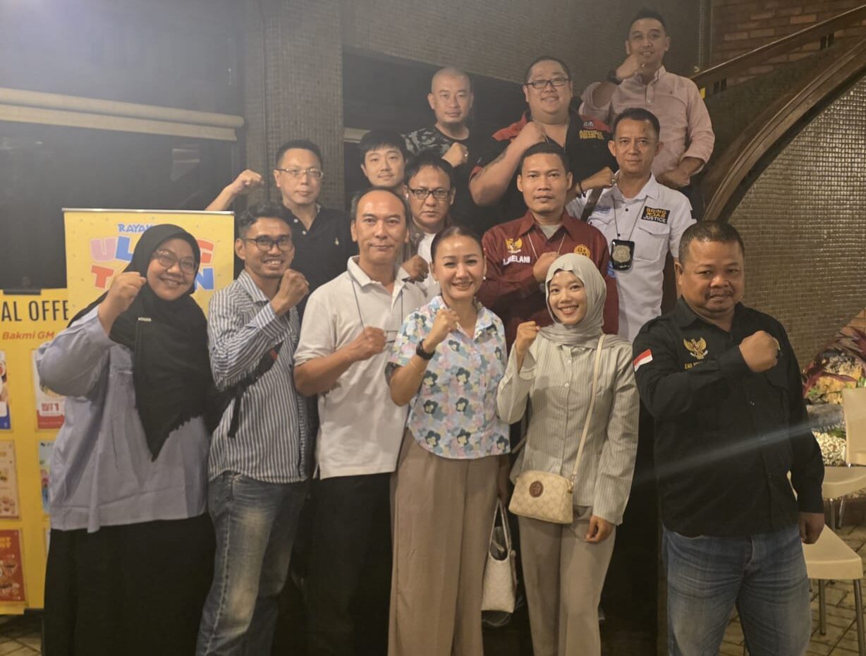 Doc. Sesi dokumentasi bersama setelah kegiatan diskusi bersama di Bakmi GM Gajah Mada, Jakarta Barat. Para peserta dari berbagai latar belakang saling menunjukkan semangat persatuan dan komitmen terhadap kerja-kerja advokasi dan pemberdayaan masyarakat. (Foto Dokumentasi: Nabila – Kontributor kawanjarinews.com).
