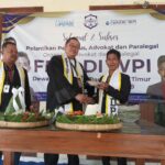 Doc. Ketua DPD FERADI WPI JATIM, Ari Bagus Pranata, saat memotong tumpeng dan menyerahkannya kepada Donny Andretti, S.H., S.Kom., M.Kom., C.Md., C.PFW, selaku Ketua Umum FERADI WPI, dalam rangka pelantikan pengurus, advokat, dan paralegal Dewan Pimpinan Daerah FERADI WPI Jawa Timur satu tahun lalu. Momen ini menjadi tonggak awal pengabdian organisasi dalam memperluas akses keadilan dan memperkuat posisi advokat serta paralegal sebagai garda terdepan pembela kepentingan rakyat. Kini, satu tahun berlalu, semangat tersebut terus hidup sebagai gerakan moral menuju keadilan yang inklusif dan berintegritas. (Foto Dokumentasi: Ari Bagus).