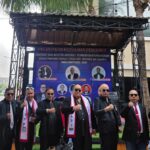 Doc. Ketua Umum FERADI WPI, Donny Andretti, S.H., S.Kom., M.Kom., C.Md., C.PFW., C.MDF. (tengah), memimpin prosesi pelantikan Ketua dan Pengurus Dewan Pimpinan Daerah (DPD) FERADI WPI Provinsi DKI Jakarta masa bakti 2025–2030. Dalam suasana penuhsemangat, para pengurus foto bersama dalam formasi rapi mengenakan setelan resmi dan atribut organisasi, menegaskan komitmen bersama dalam menegakkan hukum yang berkeadilan dan bermartabat. Pelantikan ini menjadi tonggak strategis dalam penguatan peran FERADI WPI sebagai mitra masyarakat dalam advokasi dan layanan hukum inklusif. (Foto Dokumentasi: FERADI WPI Official).