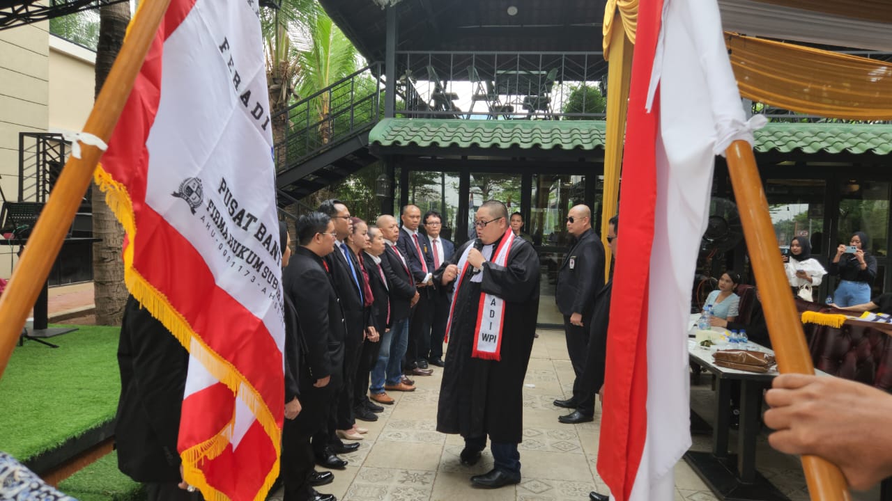 Doc. Ketua Umum FERADI WPI, Donny Andretti, S.H., S.Kom., M.Kom., C.Md., C.PFW., C.MDF., memimpin prosesi pelantikan pengurus Dewan Pimpinan Daerah (DPD) FERADI WPI Provinsi DKI Jakarta masa bakti 2025–2030. Dalam pelantikan tersebut, Harriani Bianca Dayana, C.SH. resmi ditetapkan sebagai Ketua DPD FERADI WPI DKI Jakarta. Acara berlangsung khidmat dan dihadiri jajaran pengurus Dewan Pimpinan Pusat (DPP), Minggu (1/6) di Jakarta. (Foto Dokumentasi: FERADI WPI Official).