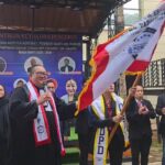 Doc. Ketua Dewan Pimpinan Daerah (DPD) FERADI WPI Provinsi DKI Jakarta Harriani Bianca Dayana, C.SH., didampingi Ketua Umum FERADI WPI, Advokat Donny Andretti, S.H., S.Kom., M.Kom., C.Md., C.PFW., mengibarkan bendera pusaka organisasi sebagai simbol dimulainya masa bakti kepengurusan periode 2025–2030. (Foto Dokumentasi: FERADI WPI Official).