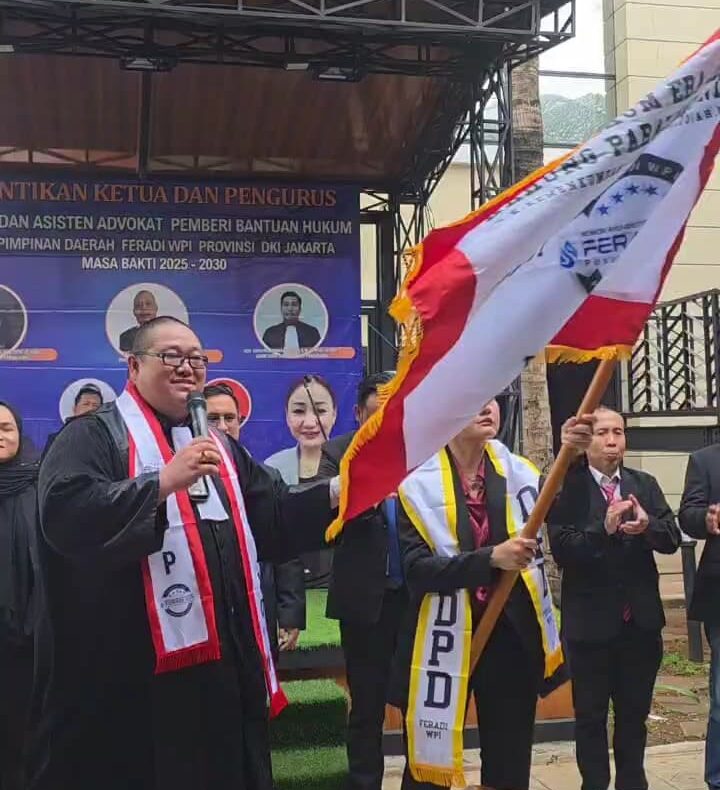 Doc. Ketua Dewan Pimpinan Daerah (DPD) FERADI WPI Provinsi DKI Jakarta Harriani Bianca Dayana, C.SH., didampingi Ketua Umum FERADI WPI, Advokat Donny Andretti, S.H., S.Kom., M.Kom., C.Md., C.PFW., mengibarkan bendera pusaka organisasi sebagai simbol dimulainya masa bakti kepengurusan periode 2025–2030. (Foto Dokumentasi: FERADI WPI Official).