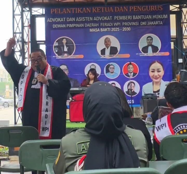 Doc. Ketua Umum FERADI WPI, Advokat Donny Andretti, S.H., S.Kom., M.Kom., C.Md., C.PFW., menyampaikan arahan strategis dan pesan moral kepada jajaran pengurus baru dalam sambutannya di acara pelantikan. (Foto Dokumentasi: FERADI WPI Official).