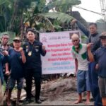 Doc. Sejumlah warga Komunitas Tani Karangsari Berdikari bersama tim GJL GAMAT-RI dan PBH FERADI WPI Kota Semarang berfoto di depan spanduk yang dipasang di atas lahan yang dikuasai petani sejak 2015, di wilayah Kelurahan Wonosari, Kecamatan Ngaliyan, Kota Semarang, Senin (2/6/2025). Aksi ini sebagai bentuk penegasan pengawasan hukum atas tanah petani. (Foto Dokumentasi: Sukidar).
