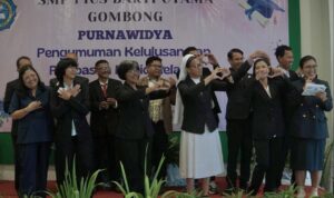 Doc. Para guru dan staf SMP Pius Bakti Utama Gombong menunjukkan ekspresi bahagia dan bangga dalam sesi foto bersama usai acara Purnawidya, sebagai bentuk dukungan dan cinta untuk para siswa yang telah menyelesaikan pendidikan jenjang SMP. (Foto Dokumentasi: Budi Setiyanto).