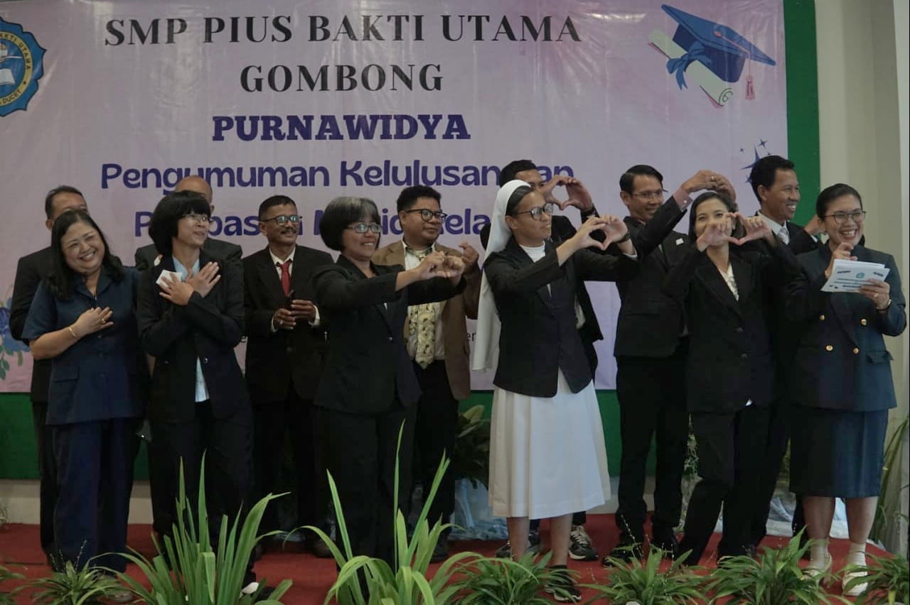 Doc. Para guru dan staf SMP Pius Bakti Utama Gombong menunjukkan ekspresi bahagia dan bangga dalam sesi foto bersama usai acara Purnawidya, sebagai bentuk dukungan dan cinta untuk para siswa yang telah menyelesaikan pendidikan jenjang SMP. (Foto Dokumentasi: Budi Setiyanto).