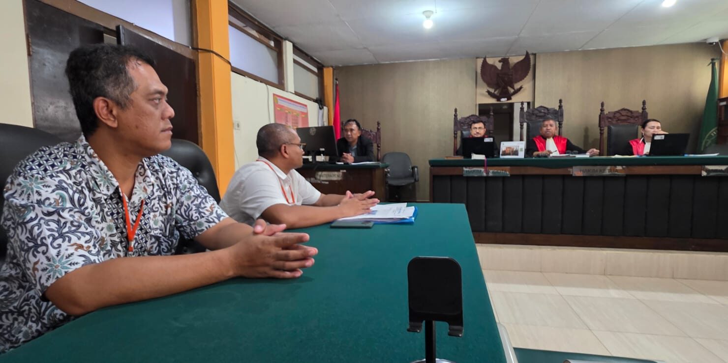 Doc. Suasana sidang perkara perdata antara PT Arion Indonesia melawan tiga ASN Kementerian Keuangan di Pengadilan Negeri Malang, Selasa, 3 Juni 2025. Terlihat majelis hakim yang dipimpin oleh Achmad Soberi, S.H., M.H., tengah memimpin persidangan dengan agenda pemeriksaan legal standing para pihak. Pihak penggugat hadir lengkap, sementara tergugat tidak hadir tanpa keterangan. (Foto Dokumentasi: Eko Wahyu).