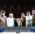 Doc. Perwakilan Timnas Indonesia menyerahkan satu ekor sapi kurban kepada pengurus Masjid Albina Senayan, Jakarta, sebagai wujud syukur atas kemenangan tim. Penyerahan dilakukan Jumat pagi, 6 Juni 2025, disaksikan oleh para tokoh dan panitia kurban setempat. (Foto: NR -kawanjarinews.com).
