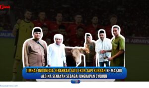 Doc. Perwakilan Timnas Indonesia menyerahkan satu ekor sapi kurban kepada pengurus Masjid Albina Senayan, Jakarta, sebagai wujud syukur atas kemenangan tim. Penyerahan dilakukan Jumat pagi, 6 Juni 2025, disaksikan oleh para tokoh dan panitia kurban setempat. (Foto: NR -kawanjarinews.com).