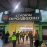 Doc. Sejumlah personel Senkom, TNI, dan Polri berjaga di pintu masuk Stadion Diponegoro Semarang, Jumat (6/6/2025), dalam rangka pengamanan pelaksanaan Shalat Idul Adha 1446 H. Langkah ini diambil guna menjaga kenyamanan dan kelancaran kegiatan ibadah masyarakat. (Foto Dokumentasi: Sukidar).