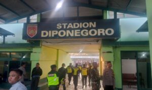 Doc. Sejumlah personel Senkom, TNI, dan Polri berjaga di pintu masuk Stadion Diponegoro Semarang, Jumat (6/6/2025), dalam rangka pengamanan pelaksanaan Shalat Idul Adha 1446 H. Langkah ini diambil guna menjaga kenyamanan dan kelancaran kegiatan ibadah masyarakat. (Foto Dokumentasi: Sukidar).