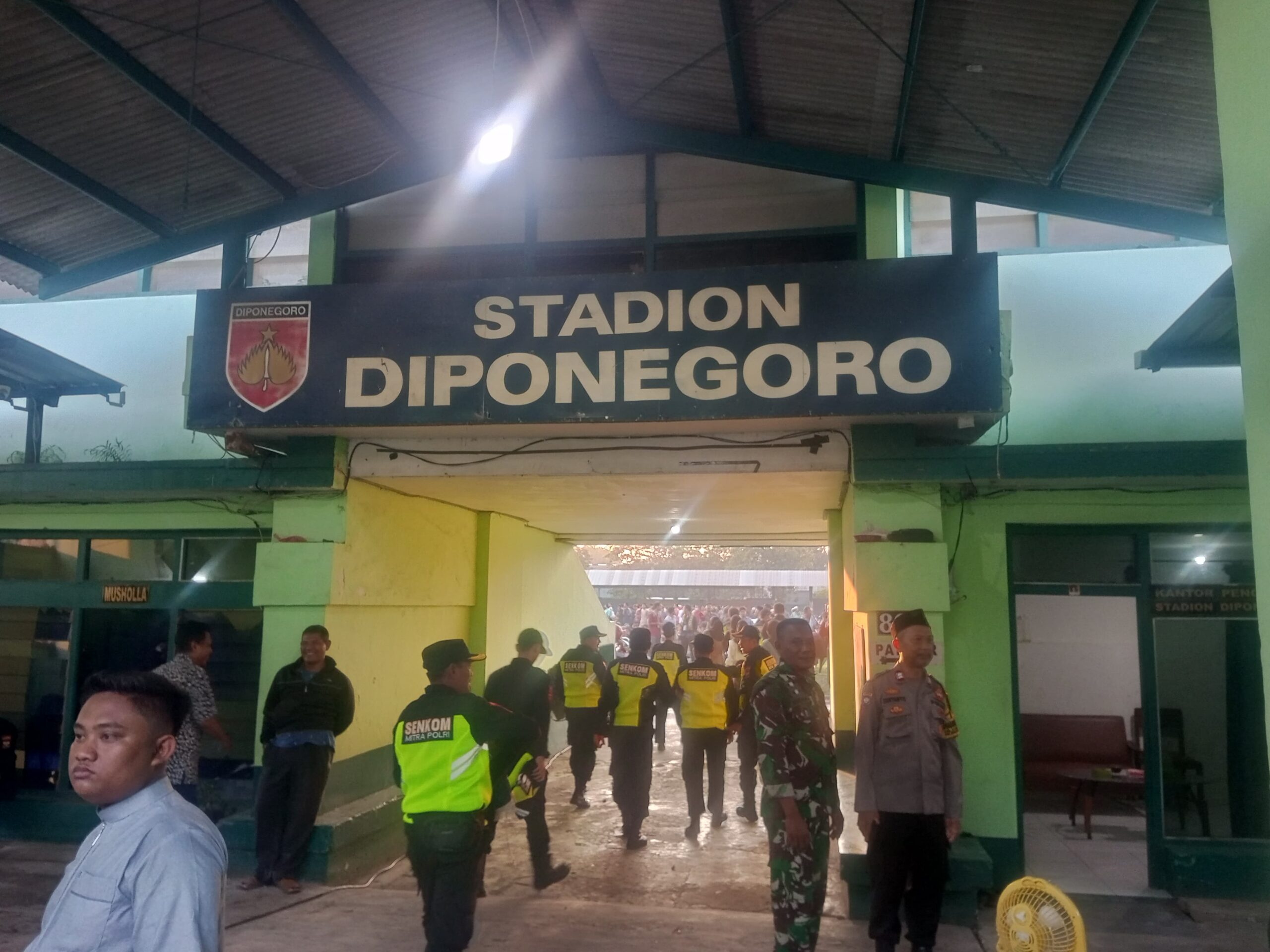 Doc. Sejumlah personel Senkom, TNI, dan Polri berjaga di pintu masuk Stadion Diponegoro Semarang, Jumat (6/6/2025), dalam rangka pengamanan pelaksanaan Shalat Idul Adha 1446 H. Langkah ini diambil guna menjaga kenyamanan dan kelancaran kegiatan ibadah masyarakat. (Foto Dokumentasi: Sukidar).