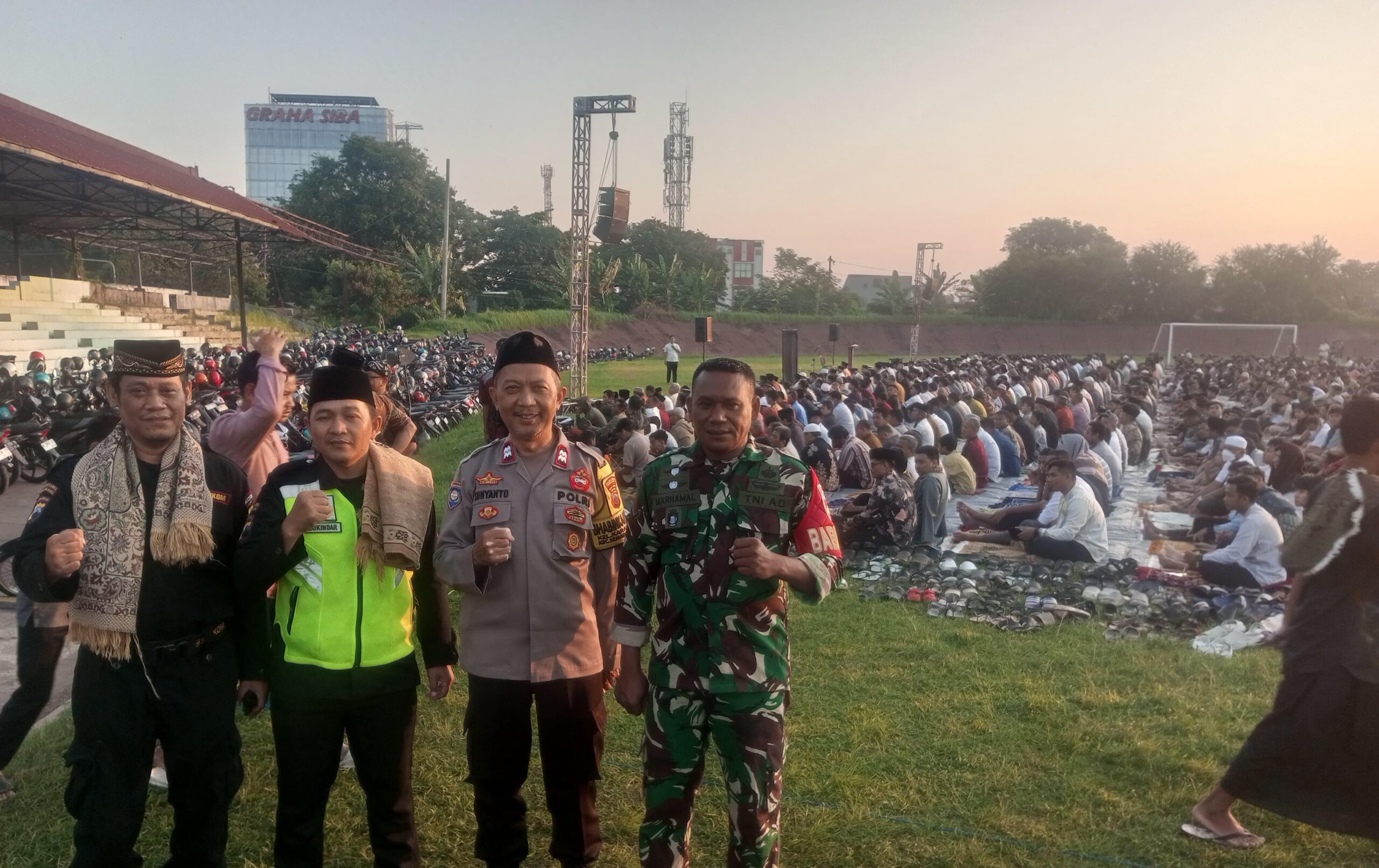 Doc. Koordinator Senkom Mitra Polri Kota Semarang bersama personel TNI dan Polri berfoto bersama sebelum pelaksanaan Shalat Idul Adha 1446 H di Lapangan Stadion Diponegoro, Semarang, Jumat (6/6/2025). Mereka memastikan keamanan dan ketertiban masyarakat selama ibadah berlangsung. (Foto Dokumentasi: Sukidar).