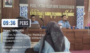Doc. Salah satu perangkat Kalurahan Sumberharjo memberikan sambutan dalam rapat pembentukan Susunan Personalia Tim Pembina Posyandu Kalurahan Sumberharjo masa bakti 2025–2030 yang berlangsung di ruang rapat kalurahan. (Foto Dokumentasi: Filemon Gunawan).