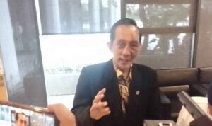 Doc. Konsultan Pajak Yulianto Kiswocahyono, SE., SH., BKP, memberikan penjelasan kepada media mengenai Peraturan Dirjen Pajak Nomor PER-6/PJ/2025 di sela-sela seminar perpajakan di Surabaya, Rabu (11/6/2025). Ia menyambut positif regulasi baru tersebut yang dinilai mempermudah proses restitusi pajak bagi Wajib Pajak berisiko rendah, sebagai bagian dari upaya DJP mendorong kepatuhan dan percepatan pelayanan pajak. (Foto Dokumentasi: Eko Wahyu – kawanjarinews.com).