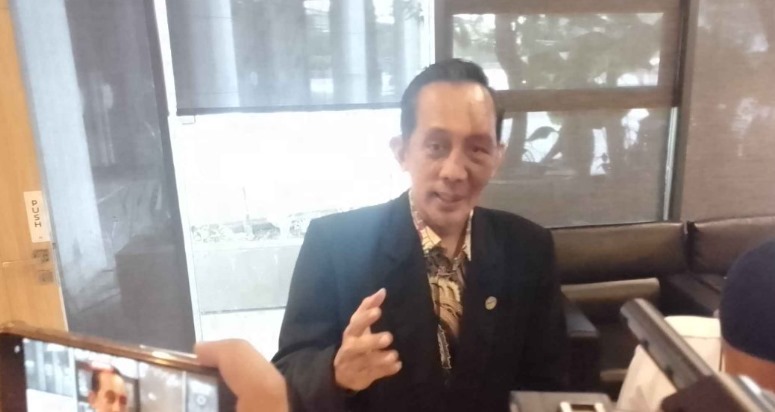 Doc. Konsultan Pajak Yulianto Kiswocahyono, SE., SH., BKP, memberikan penjelasan kepada media mengenai Peraturan Dirjen Pajak Nomor PER-6/PJ/2025 di sela-sela seminar perpajakan di Surabaya, Rabu (11/6/2025). Ia menyambut positif regulasi baru tersebut yang dinilai mempermudah proses restitusi pajak bagi Wajib Pajak berisiko rendah, sebagai bagian dari upaya DJP mendorong kepatuhan dan percepatan pelayanan pajak. (Foto Dokumentasi: Eko Wahyu – kawanjarinews.com).