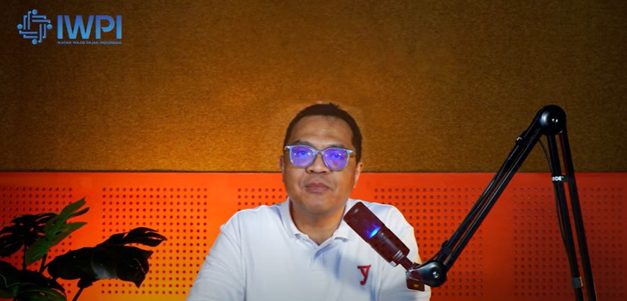 Doc. Ketua Umum IWPI, Rinto Setiyawan, saat menyampaikan pernyataan resmi melalui siaran kanal YouTube IWPI. Dalam siaran tersebut, IWPI mendorong percepatan pembentukan Badan Penerimaan Negara (BPN) sebagai langkah strategis reformasi struktural pengelolaan penerimaan negara di era pemerintahan Presiden terpilih Prabowo Subianto. (Foto Dokumentasi: Eko Wahyu).