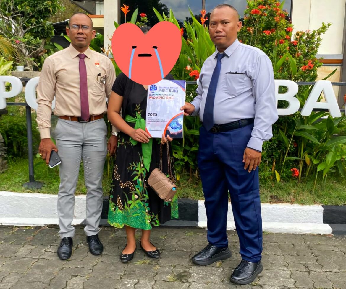 Doc. Tim kuasa hukum dari Lembaga Bantuan Hukum (LBH) 351 Provinsi Bali mendampingi korban kekerasan dalam rumah tangga (KDRT) berinisial EAN di depan Kantor Polres Tabanan, Bali, usai pelaporan resmi pada Senin, 9 Juni 2025. Pendampingan hukum dilakukan sebagai upaya perlindungan terhadap korban sesuai prosedur hukum yang berlaku. (Foto Dokumentasi: Witanto).