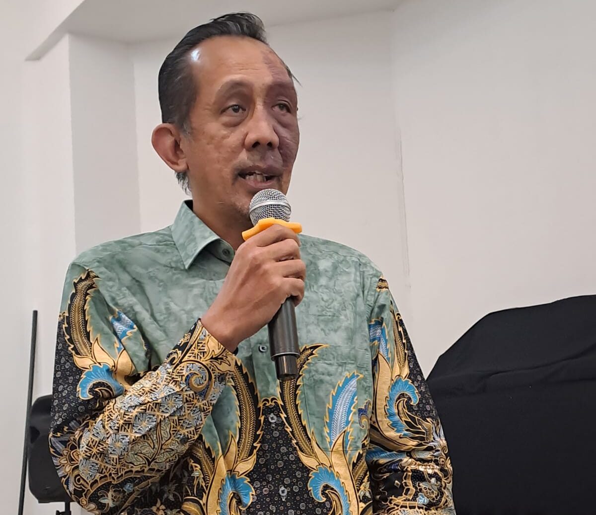 Doc. Ketua Komite Tetap Bidang Fiskal dan Moneter Kadin Jawa Timur, Yulianto Kiswocahyono, SE., SH., BKP, saat memberikan pernyataan terkait pengesahan Perda Pajak Daerah dan Retribusi Daerah oleh DPRD Kota Malang. Senin (16/6/2025). Ia menyoroti dampak kebijakan pajak terhadap pelaku UMKM dan menyarankan evaluasi ulang atas batas omzet yang ditetapkan. (Foto Dokumentasi: Eko Wahyu).