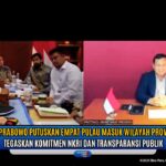 Doc. Presiden Republik Indonesia Prabowo Subianto (kanan) saat mengikuti pertemuan virtual bersama jajaran pejabat dan gubernur dari Istana Jakarta, membahas penetapan empat pulau yang secara administratif masuk ke wilayah Provinsi Aceh. Dalam pertemuan yang dilakukan secara daring tersebut, disepakati pembaruan kesepakatan yang ditegaskan melalui dokumen lama keputusan Mendagri. (Sumber Foto: Tangkapan layar dari kanal YouTube Sekretariat Presiden).