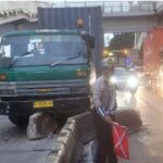 Doc. Petugas kepolisian dari Satlantas Polres Metro Jakarta Barat melakukan pengaturan lalu lintas di lokasi kejadian setelah sebuah truk kontainer menabrak separator jalur Transjakarta di Jl. Letjen S. Parman, tepat di depan Halte Busway Tanjung Duren, Rabu (18/6/2025) pagi. Peristiwa ini menyebabkan kepadatan arus lalu lintas dari arah Grogol menuju Tomang. (Sumber Foto Dokumentasi: TMC Polda Metro Jaya / @TMCPoldaMetro).