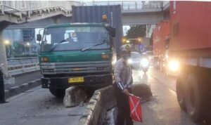 Doc. Petugas kepolisian dari Satlantas Polres Metro Jakarta Barat melakukan pengaturan lalu lintas di lokasi kejadian setelah sebuah truk kontainer menabrak separator jalur Transjakarta di Jl. Letjen S. Parman, tepat di depan Halte Busway Tanjung Duren, Rabu (18/6/2025) pagi. Peristiwa ini menyebabkan kepadatan arus lalu lintas dari arah Grogol menuju Tomang. (Sumber Foto Dokumentasi: TMC Polda Metro Jaya / @TMCPoldaMetro).