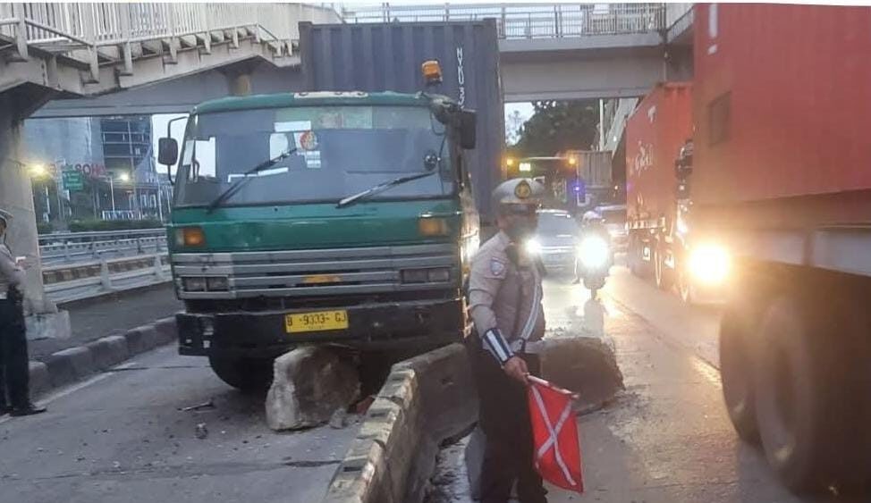 Doc. Petugas kepolisian dari Satlantas Polres Metro Jakarta Barat melakukan pengaturan lalu lintas di lokasi kejadian setelah sebuah truk kontainer menabrak separator jalur Transjakarta di Jl. Letjen S. Parman, tepat di depan Halte Busway Tanjung Duren, Rabu (18/6/2025) pagi. Peristiwa ini menyebabkan kepadatan arus lalu lintas dari arah Grogol menuju Tomang. (Sumber Foto Dokumentasi: TMC Polda Metro Jaya / @TMCPoldaMetro).