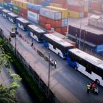 Doc. Deretan bus listrik merek Zhongtong milik Perum Damri tampak tersusun rapi saat proses distribusi dari kawasan pelabuhan di Jakarta. Sebanyak 70 unit bus listrik ini akan memperkuat layanan armada TransJakarta dan merupakan bagian dari rencana Damri menuju 200 unit bus listrik hingga akhir tahun 2025. (Sumber Foto Dokumentasi: Berita Satu).